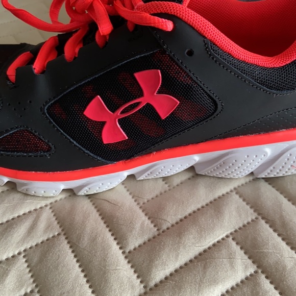 Under Armour woman’s athletic shoes 8.5 - Picture 3 of 6